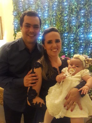 Fabiano Marques Alves, aniversariante de hoje, com a esposa Michella e a filha Isabella 