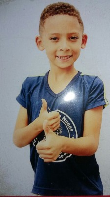 Gustavo Vieira da Silva, aniversariante do dia 19, recebendo o carinho da família em especial da mamãe Luciene Vieira Penha 