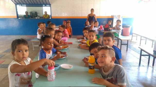 Centros Municipais de Educação e Ensino Infantil estão recebendo normalmente alimentos para merenda escolar 