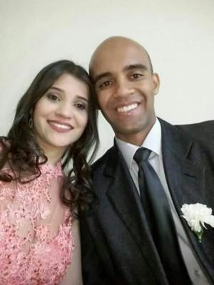 Jessica Beatriz, aniversariante do dia 27, com o noivo Hugo César