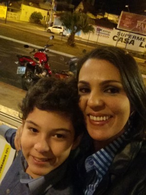 Kelly Marle da Silva, aniversariante do dia 9, com o filho Pedro Henrique