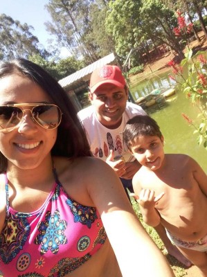 Luiz Fernando Fernandes, árbitro de futebol da LAF, aniversariante do dia 13, com o filho Gustavo Souza Fernandes e a noiva Amanda Moreira Costa 