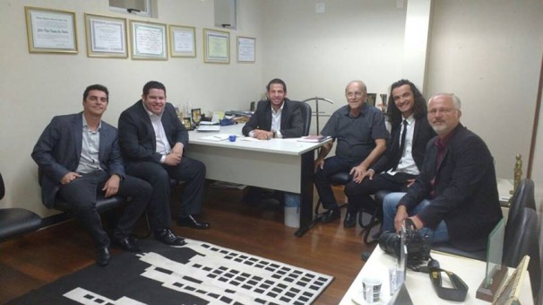 Representantes de Araguari se reuniram com o deputado Cabo Júlio para tratar sobre a liberação de emendas orçamentárias  Foto ASCOM  