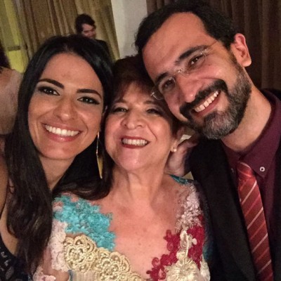 Marila Guimarães ladeada pelos filhos Cynthia e José Reynaldo Júnior, formando um look pronto para um porta-retratos