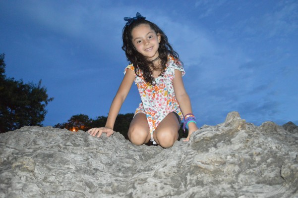 Olívia Alves do Nascimento Chaves, fazendo 7 anos no dia 3. Filha de Angélica Nascimento M. Chaves e Márcio Chaves. A bela garotinha está no segundo ano, faz aulas de inglês e ginástica artística e ama animais