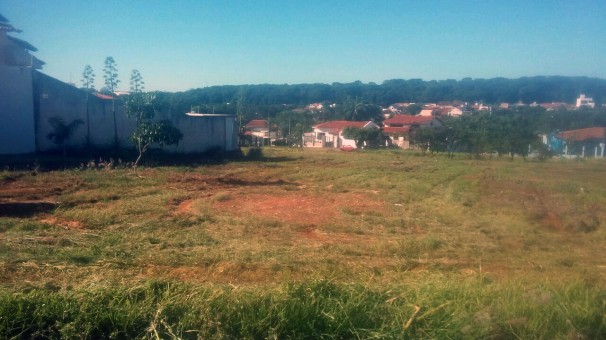 O trabalho realizado em alguns bairros da cidade conta com uma equipe de recolhimento, caminhão e maquinário. Em alguns casos é preciso maior colaboração da comunidade.