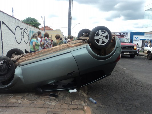Na tentativa de desviar da moto, motorista perdeu controle e capotou veículo