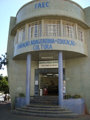 Biblioteca Municipal não possui rampas de acessibilidade