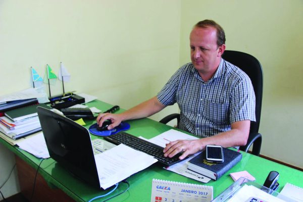 O secretário afirma que a nova retenção se deve à falta de pagamento de impostos referentes à Previdência Social.