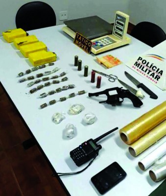 os militares realizaram vistorias e encontraram quatro tabletes de maconha, pesando aproximadamente dois quilos, 29 porções de maconha pesando aproximadamente 300 gramas e quatro tabletes maiores, além de duas facas utilizadas no fracionamento da droga