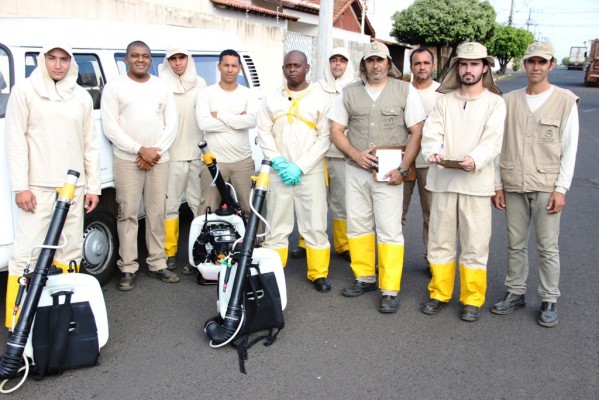 Agentes da equipe de UBV aplicaram inseticida em região central da cidade 