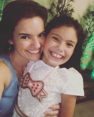 Uma estampa deliciosa revelando carinho de Bárbara Farina e sua preciosa  joia...