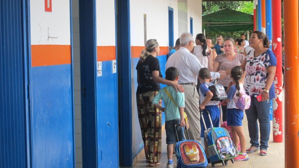 Secretaria de Educação afirma que não exige o uso do uniforme