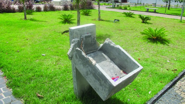 Lixeira e vidro foram depredados 