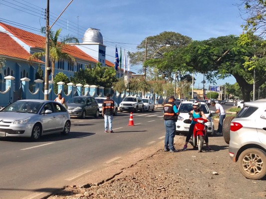 A equipe promoveu a distribuição de panfletos com informações referentes ao imposto 2017 