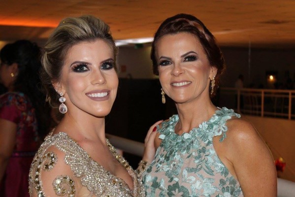 Mônica armou a pose com a filha Luiza, durante o baile de formatura. Perdoem a modéstia...Mas, lindas e impecáveis! Nas vestimentas perfeitas a assinatura de Érika Alessi (Luiza) e Delza (Mônica) completando o look perfeito!