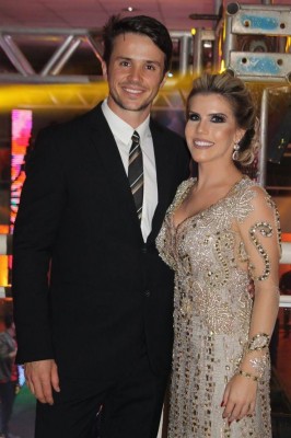 Gustavo Duarte – elegantemente trajado - ao lado de sua Luiza, celebrando juntos a festiva data.