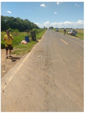 Caminhonete colidiu contra carroça, ontem a MG-414