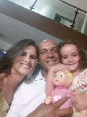 Aline Ferreira Grigio de Freitas, aniversariante do dia 25, com o esposo Israel Silva, que aniversariou no dia 17 acompanhados pela filha Manuella Grigio de Freitas 