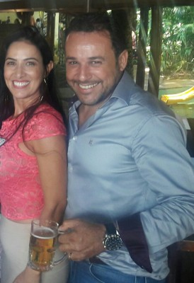 Ana Alice Machado de Oliveira, aniversariante do dia 15 e o esposo Charles