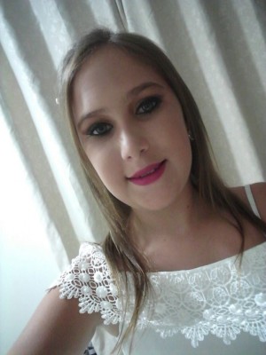 Ana Clara Pedroso Arcas Plazza, completa  hoje 12 anos recebendo o carinho dos pais Fabiano Flumian Arcas Plazza e Camila Pedroso Arcas Plazza, da irmã de Ana Laura Pedroso Arcas Plazza  e dos avós Roberto Pedroso e Maria de Lourdes Costa Pedroso 