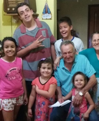 Antônio Marques Trindade aniversariante do dia 23 com os netos e a esposa Vilma 
