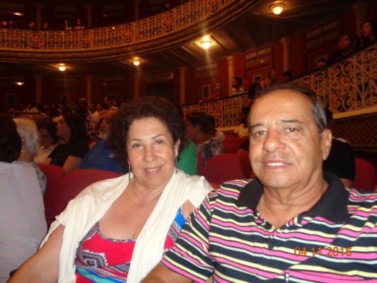 Carlos Alberto  de Freitas, aniversariante de hoje, com sua esposa Rosa,  durante um show no Teatro Municipal de Recife 