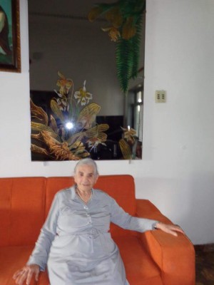 Carmem da Cruz Póvoa, aniversariante de amanhã, dia 12. Recebe os cumprimentos e o carinho de toda família, pelos seus 95 anos