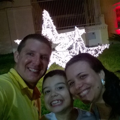 Daniel Mansur, com o filho Cauã Henrique e a esposa, aniversariante do dia 3, Lidiany Carrijo Alves