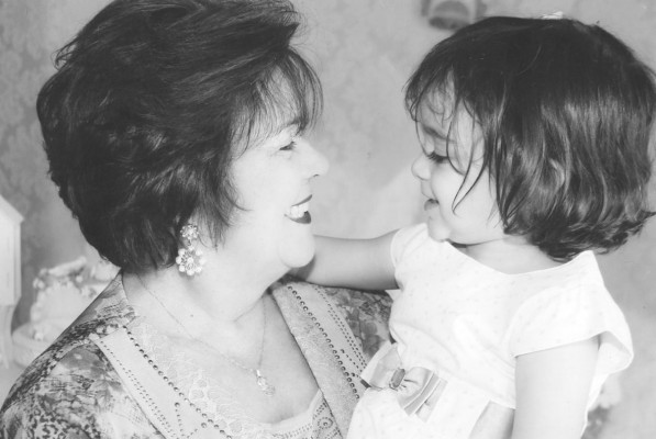 Eliane Marize F. Oliveira, aniversariante do dia 18, com sua netinha Amanda