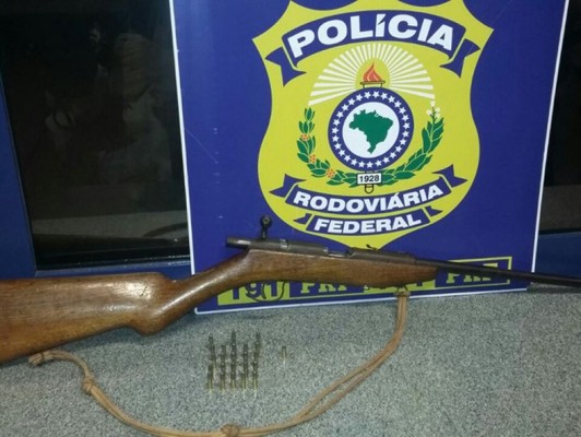 Espingarda encontrada com suspeito na BR-050 ** PRF 