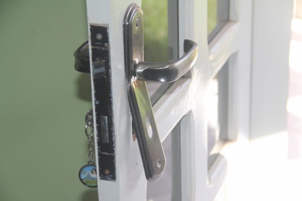 Ladrões danificaram portas e janelas para entrarem nos imóveis