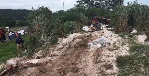 Carreta carregada com adubo capotou entre Araguari e Uberlândia