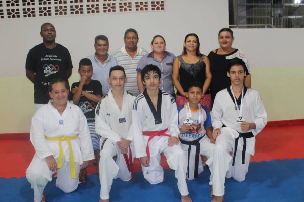 Atletas do tae kwon-do araguarino com o secretário de Esportes, Sebastião Cuem Cuem