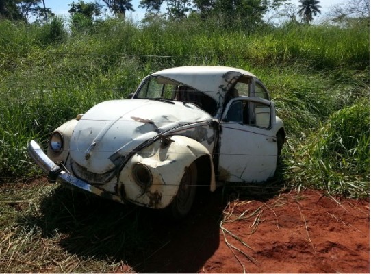 Fusca ficou destruído após acidente