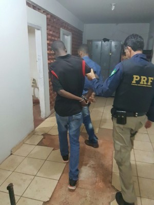Autores foram presos e entregues na Delegacia da Comarca ** PRF 