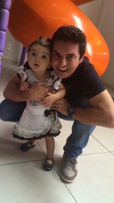 Giulliano S. Rodrigues aniversariante do dia 1º de abril, com a filha Giullia 
