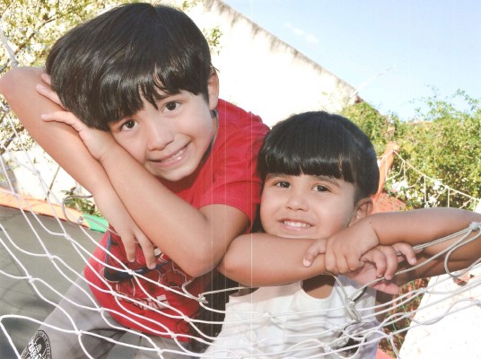 Ivo Spindula Oliveira, completou 8 anos no dia 2 de fevereiro. Na foto, com a irmã Bruna Spindula Oliveira, que completará 5 aninhos no dia 20. Filhos de Glaucia Ferreira Spindola Oliveira e Adailton Cardoso de Oliveira