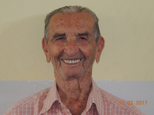 Com um belo sorriso Jorge Coelho Ferreira completa hoje 93 anos. Casado com Maria Abadia de Lima Ferreira