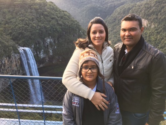 Priscila Gianini Godoy C. Alaó, aniversariante do dia 8, com o esposo Leandro Alaó e o filho Cauã Mituó Alaó Cassiano