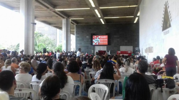 Profissionais da Educação participaram de uma assembleia para cobrar seus direitos junto ao Governo