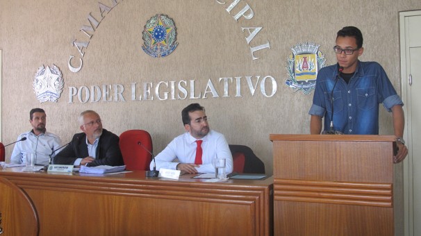 Estudante Gabriel Rodrigues utilizou a tribuna na última sessão da Câmara 