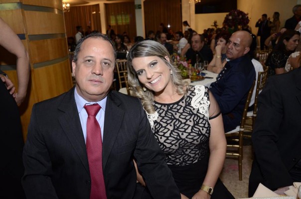 Ulisses Moreira Soares aniversariante do dia 14, com a esposa Karla Rocha 
