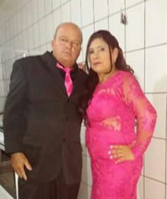 Valmir Barros aniversariante do dia 29,  ao lado da esposa Cristina Rosa 