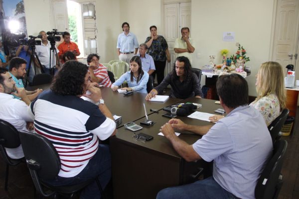 Para esclarecimentos sobre o assunto coletiva de imprensa foi promovida 