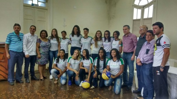 As jovens atletas e o técnico Maurício Diniz foram recebidos pelo prefeito Marcos Coelho