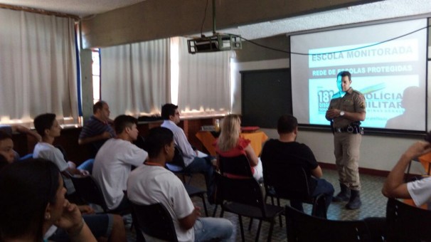 Sargento ressalta que o objetivo do projeto é promover a interação entre a Polícia e a comunidade escolar