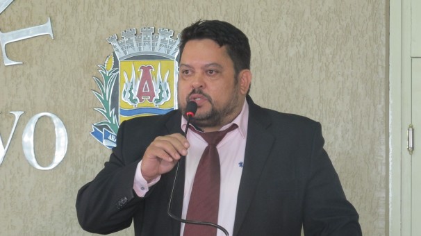 Sebastião Joaquim Vieira “Tiãozinho” questiona representantes municipais ao usar a tribuna