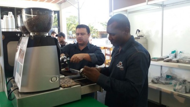 Uma cafeteria serviu gratuitamente cerca de 6 mil copos de café  especial de produtores durante o evento