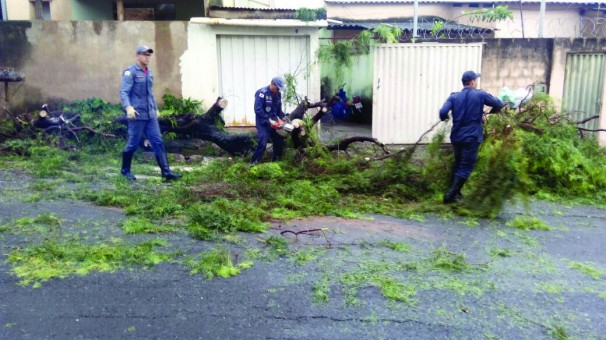 Corpo de Bombeiros atendeu a 25 ocorrências após a chuva